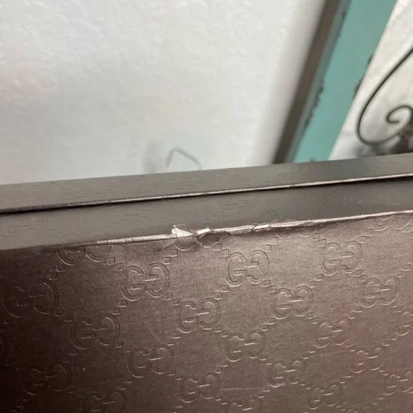 EUC Gucci Gold Imprime GG WOC - Picture 16 of 16